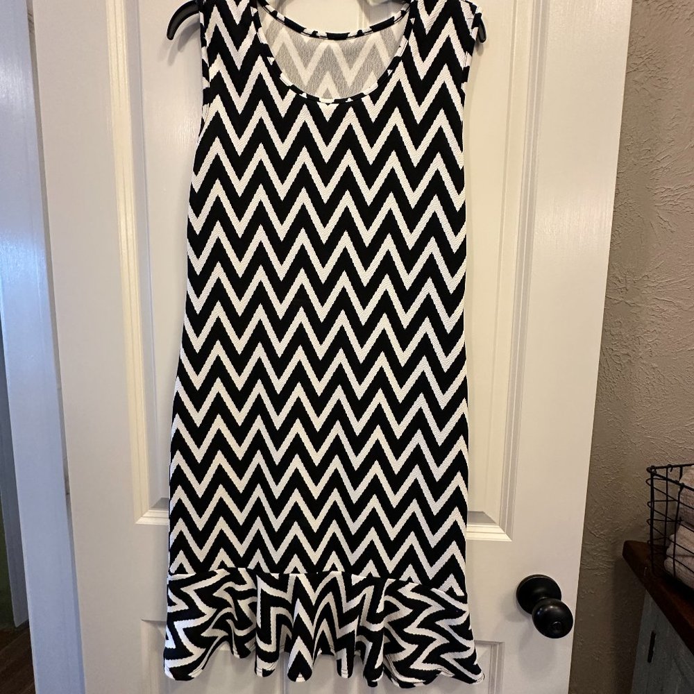 White Mark black and white chevron dress with flouncy hem